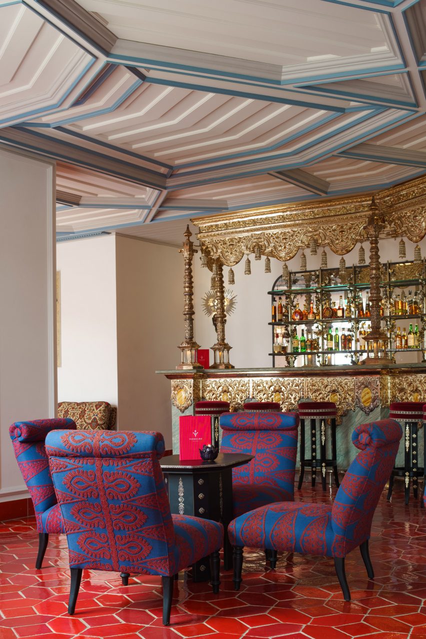 The silver bar by Villarreal