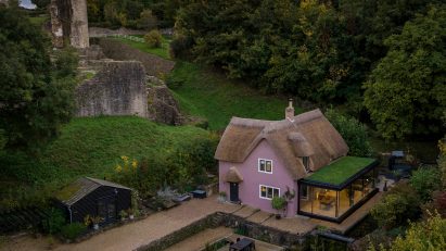 The Watercress Cottage is next to ruins of the Farleigh Hungerford Castle