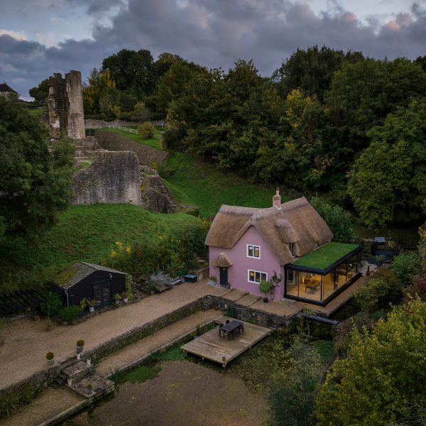 The Watercress Cottage is next to ruins of the Farleigh Hungerford Castle
