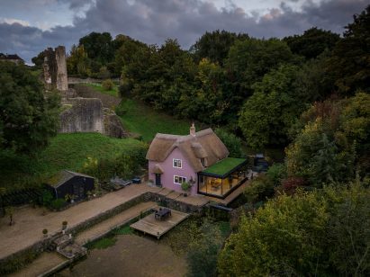The Watercress Cottage is next to ruins of the Farleigh Hungerford Castle