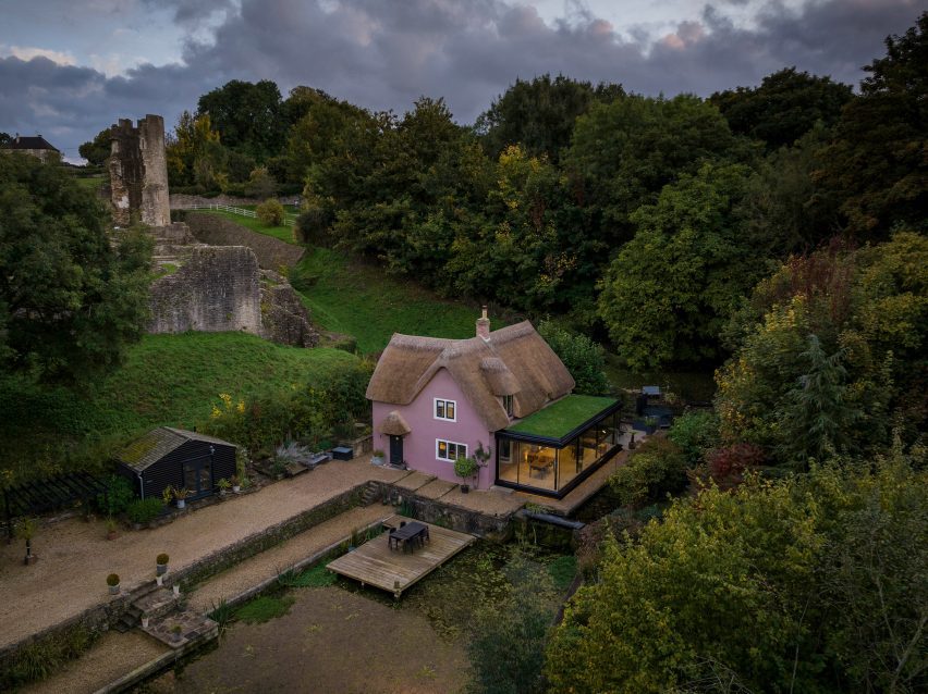 The Watercress Cottage is next to ruins of the Farleigh Hungerford Castle