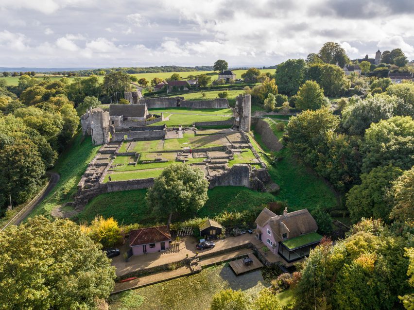 The Watercress Cottage is next to ruins of the Farleigh Hungerford Castle