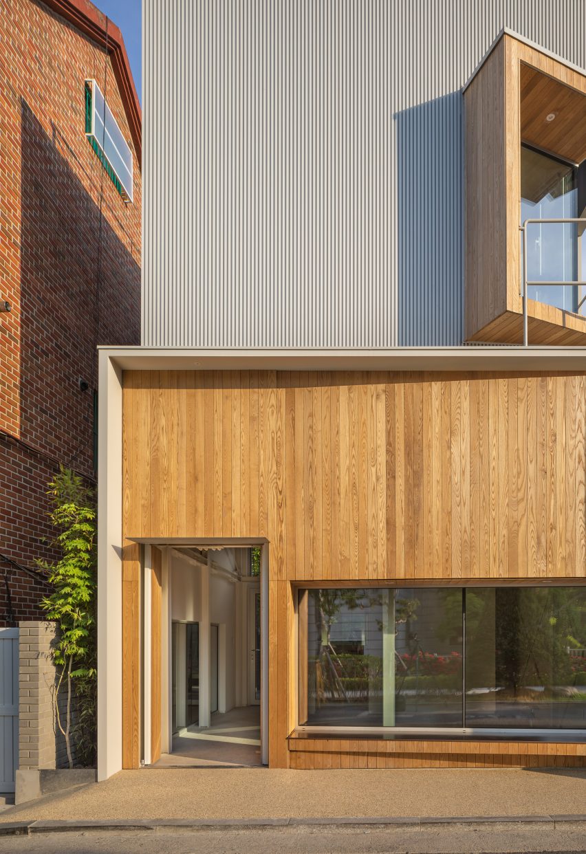 YounghanChung Architects designs small study in Seoul