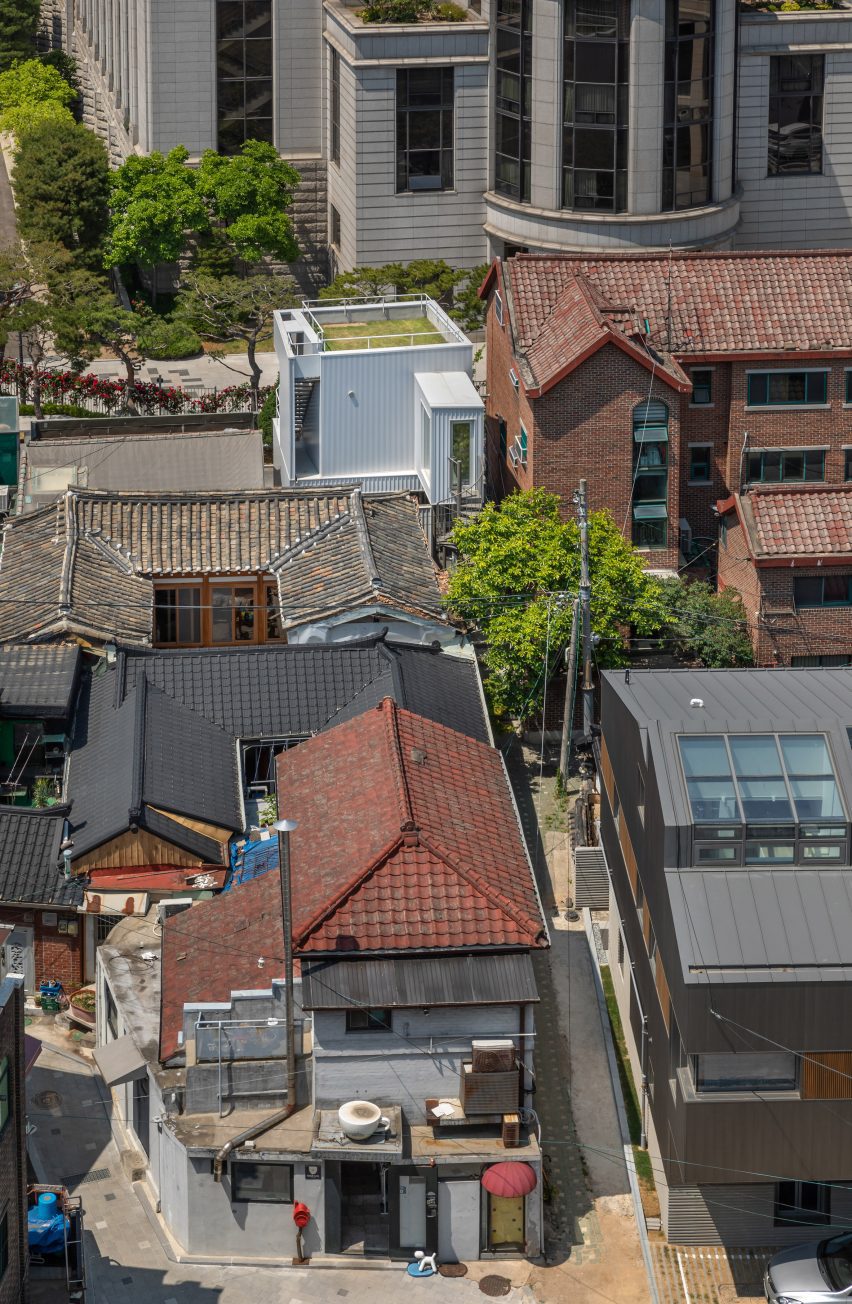 YounghanChung Architects designs small study in Seoul