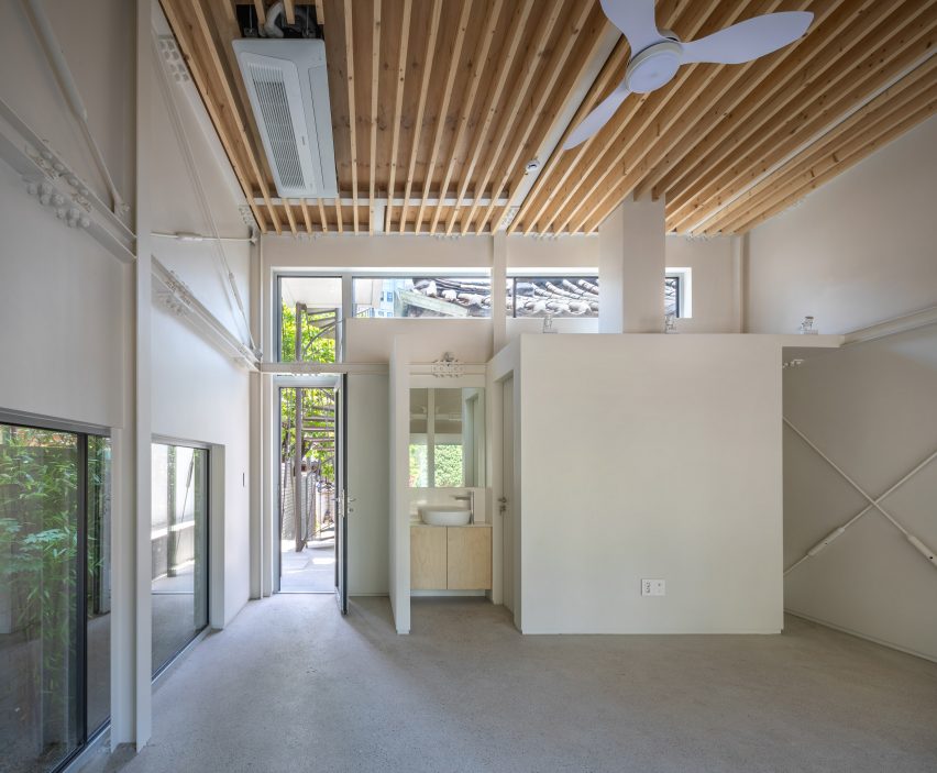 YounghanChung Architects designs small study in Seoul