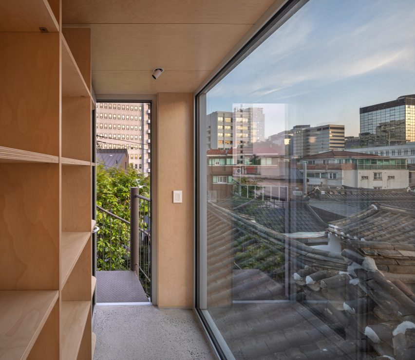 YounghanChung Architects designs small study in Seoul