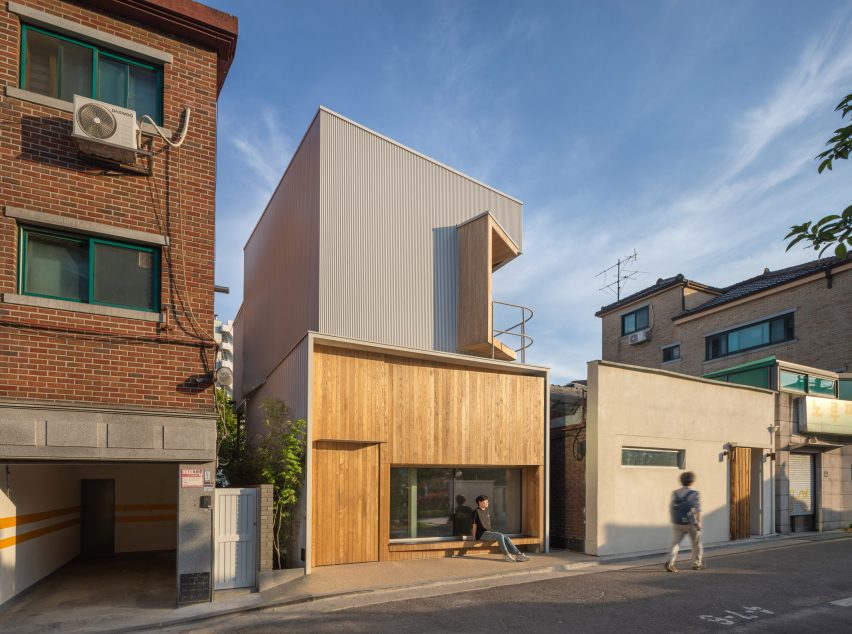 YounghanChung Architects designs small study in Seoul