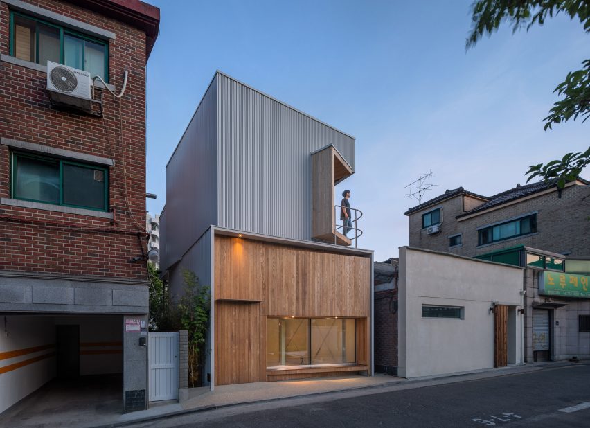 YounghanChung Architects designs small study in Seoul