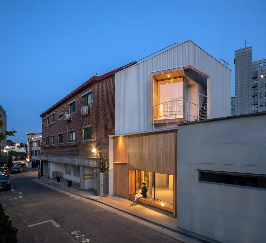 YounghanChung Architects designs small study in Seoul