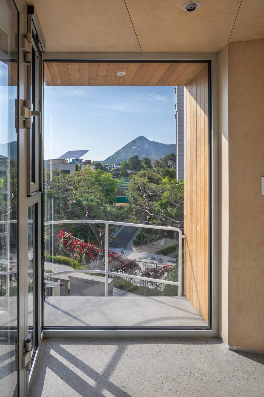 YounghanChung Architects designs small study in Seoul