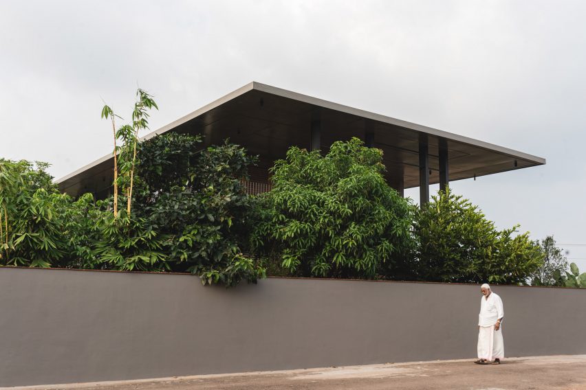 Wood louvred home in Kerala, India by 3dor Concepts