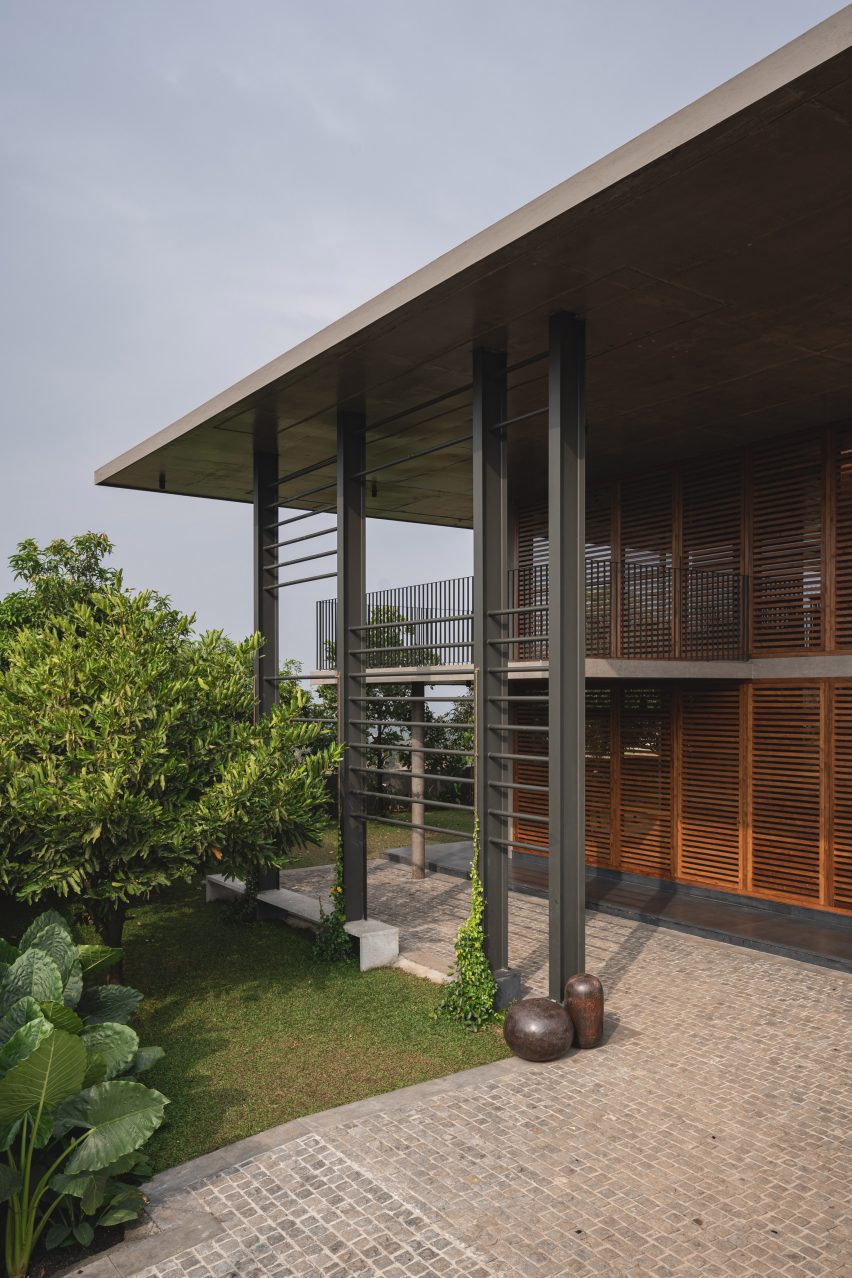 Wood louvred home in Kerala, India by 3dor Concepts
