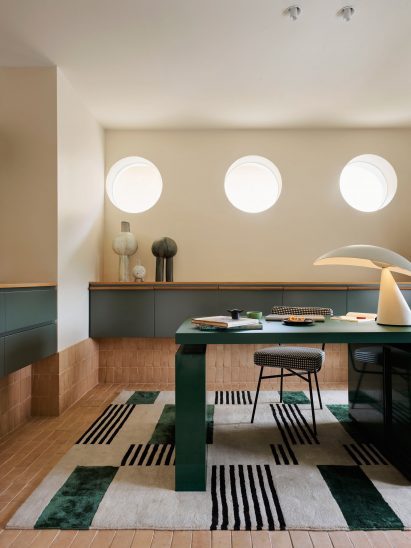 Office interior of Black Diamond house by YSG
