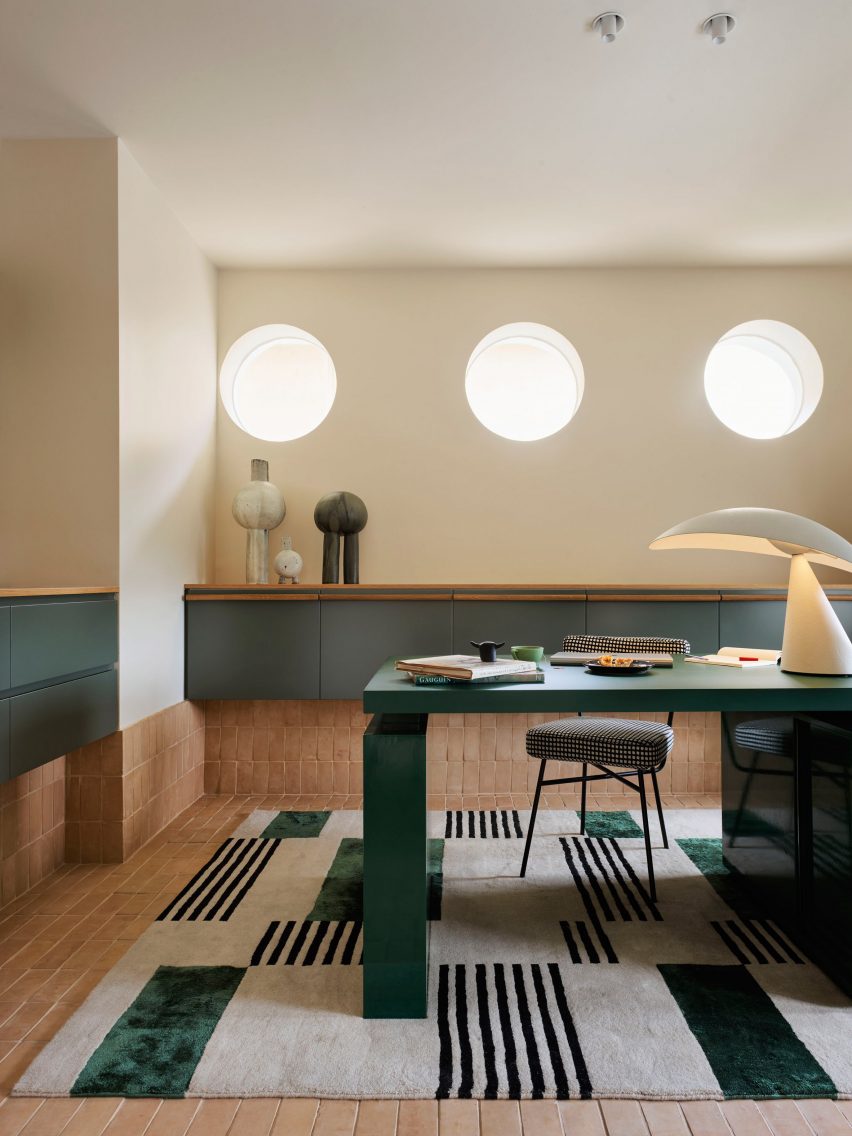 Office interior of Black Diamond house by YSG