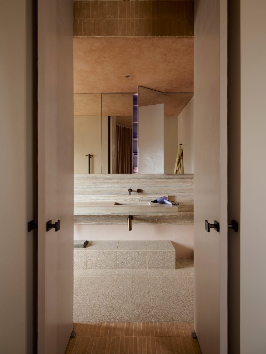 Bathroom interior of Black Diamond house by YSG
