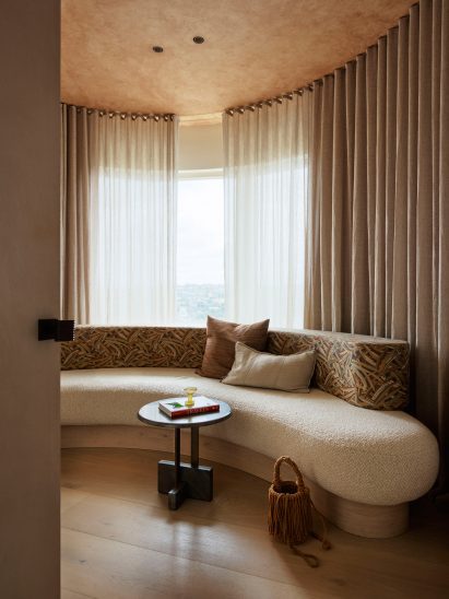 Interior of Black Diamond house by YSG