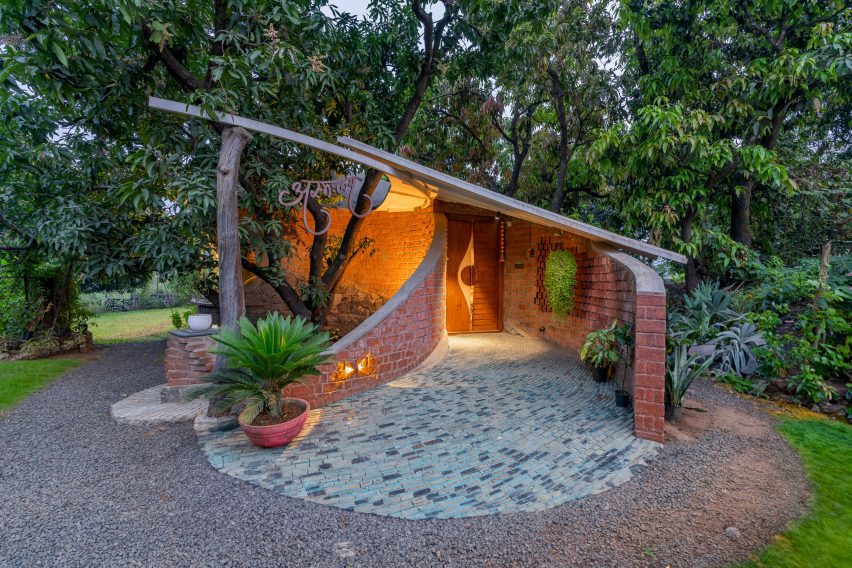 Blurring Boundaries designs brick home nestled in Indian forest