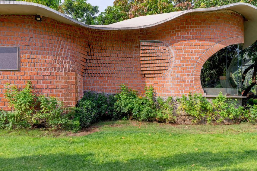 Blurring Boundaries designs brick home nestled in Indian forest