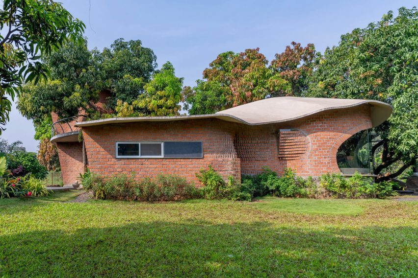Blurring Boundaries designs brick home nestled in Indian forest
