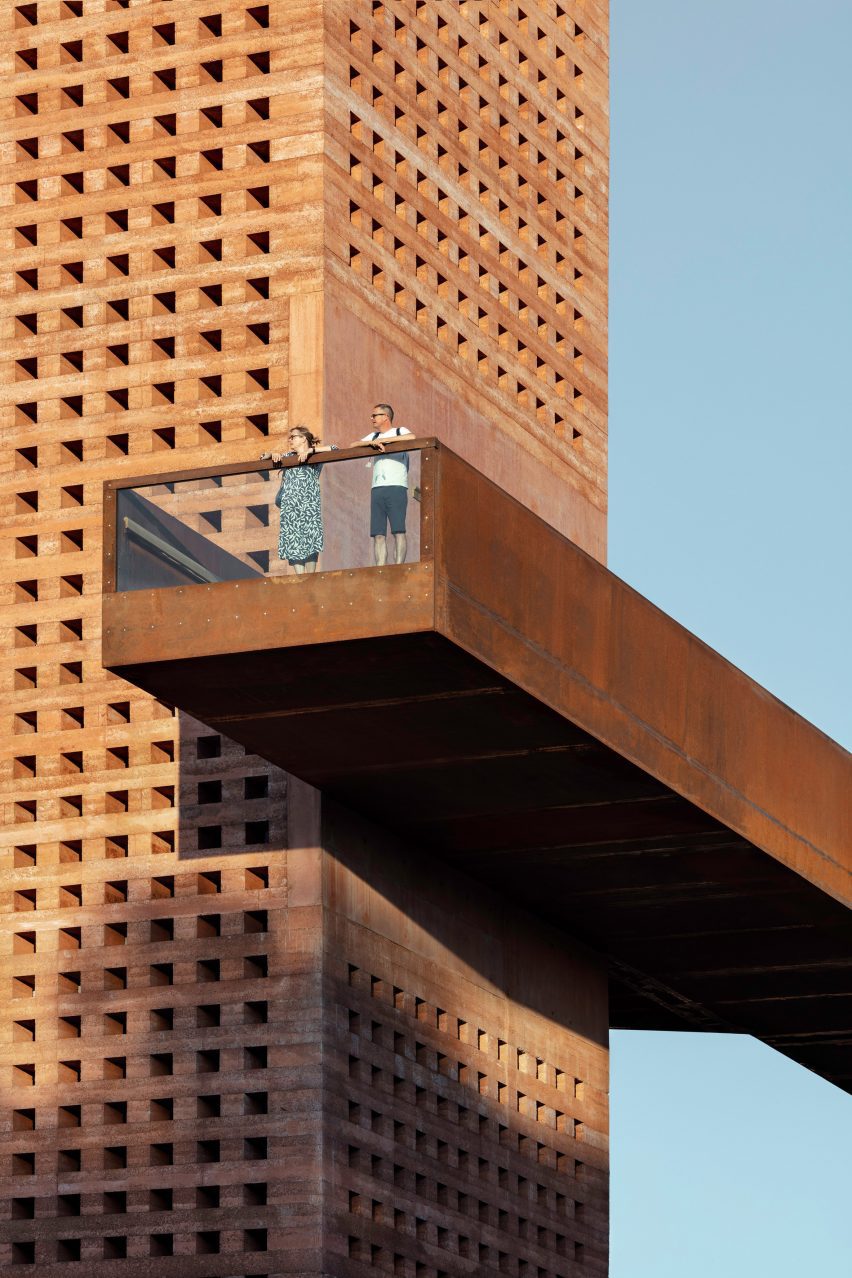 Mono Architekten top carpark with public park in Germany