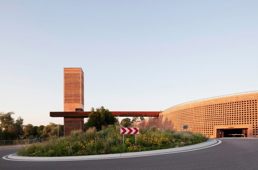 Mono Architekten top carpark with public park