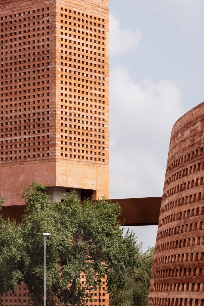 Mono Architekten top carpark with public park