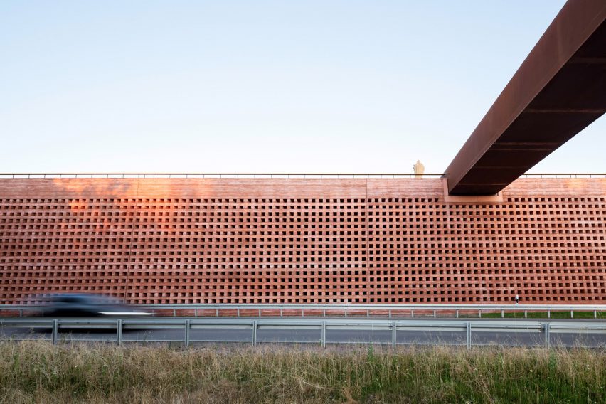 Mono Architekten top carpark with public park