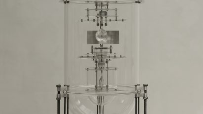 Spinning crystal device