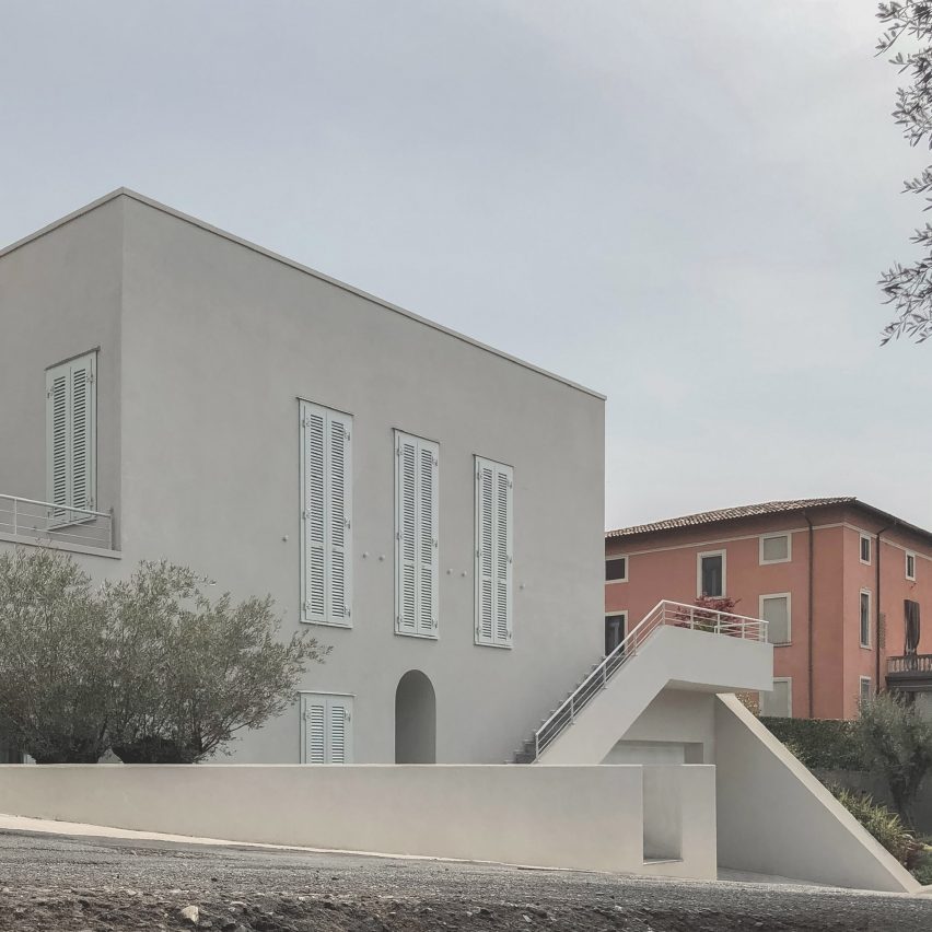 Exterior of Elogio del Grigio house by Antonino Cardillo