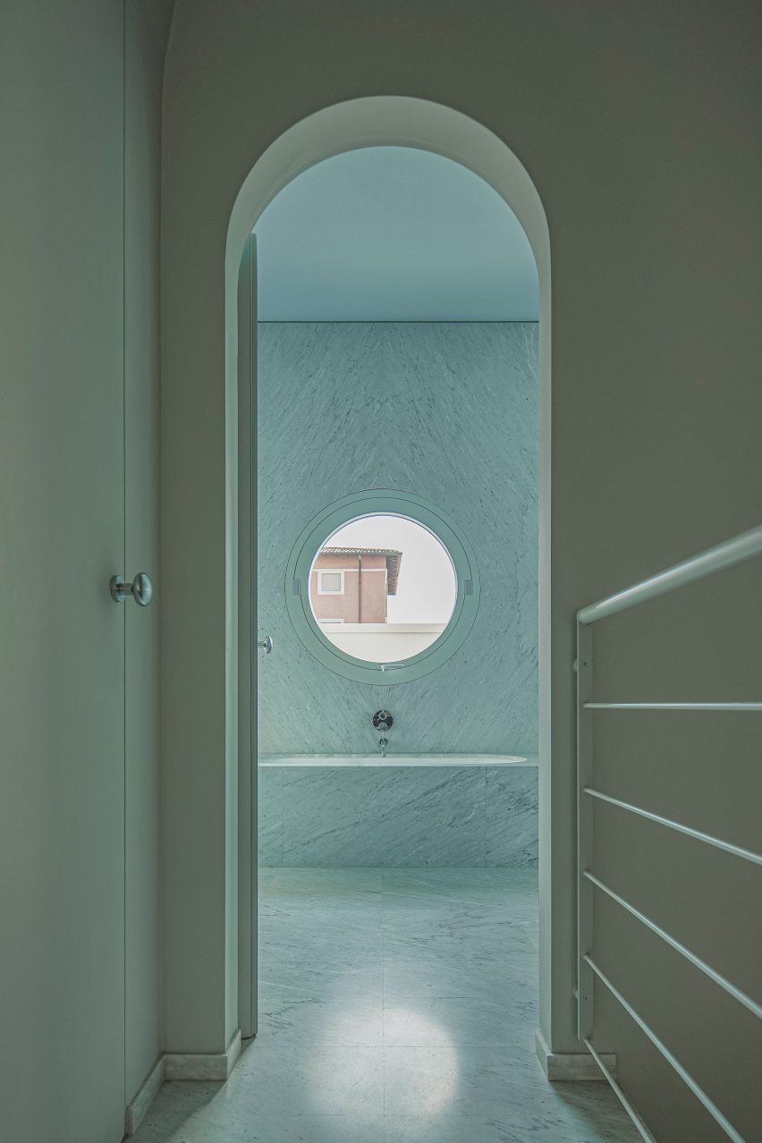 Arched doorway in Elogio del Grigio house by Antonino Cardillo