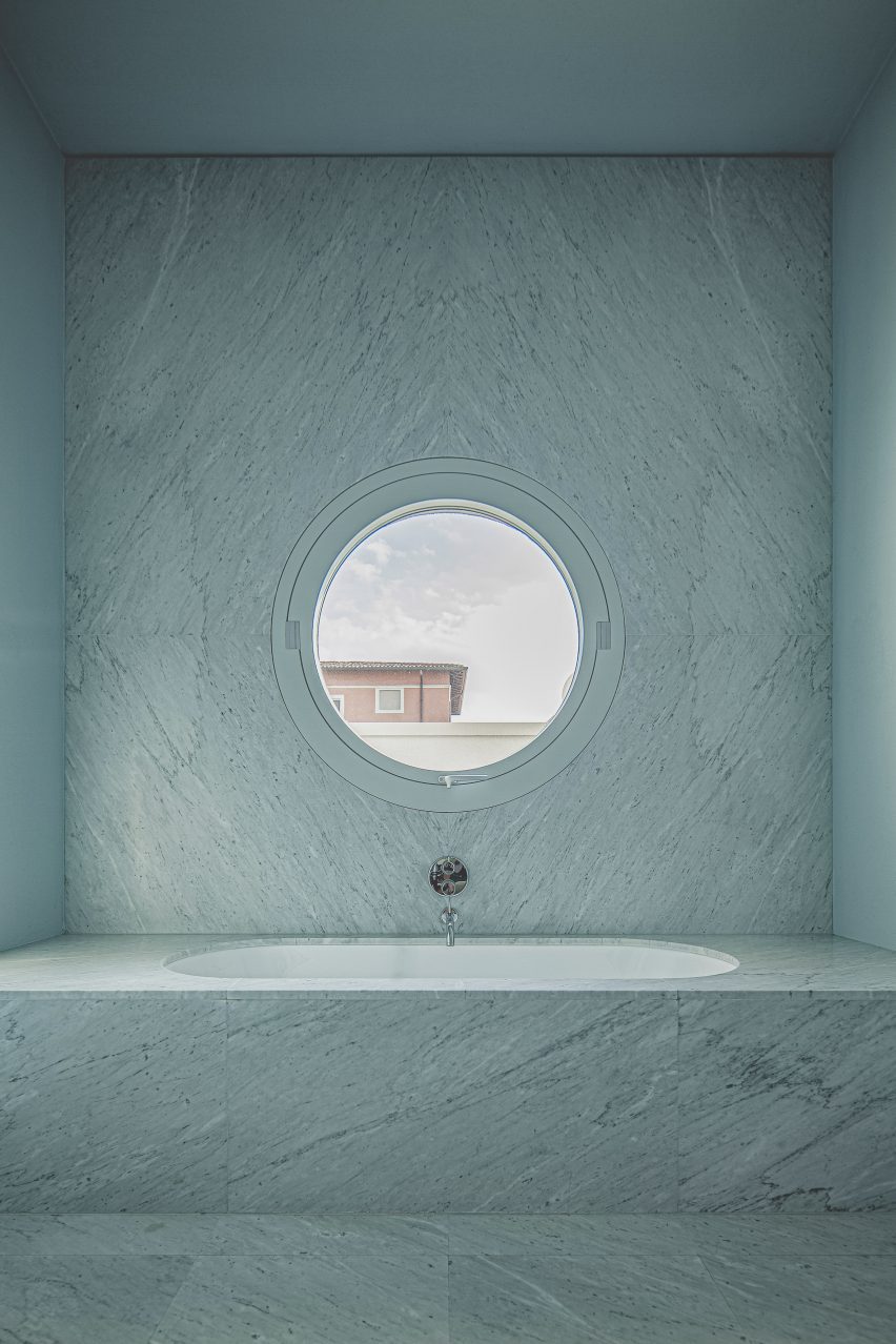 Marble bathroom in Elogio del Grigio house by Antonino Cardillo