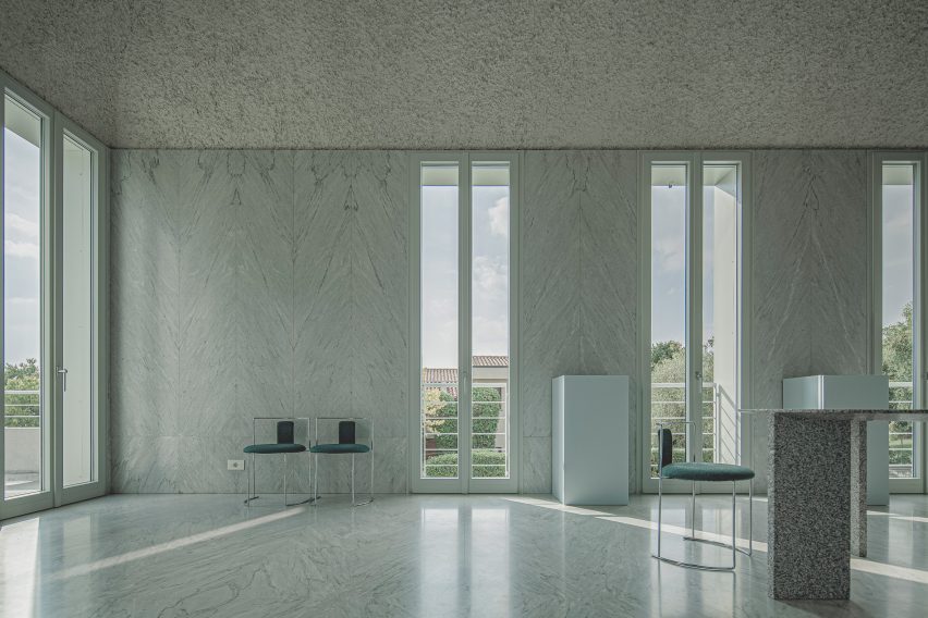 Marble wall in Elogio del Grigio house by Antonino Cardillo