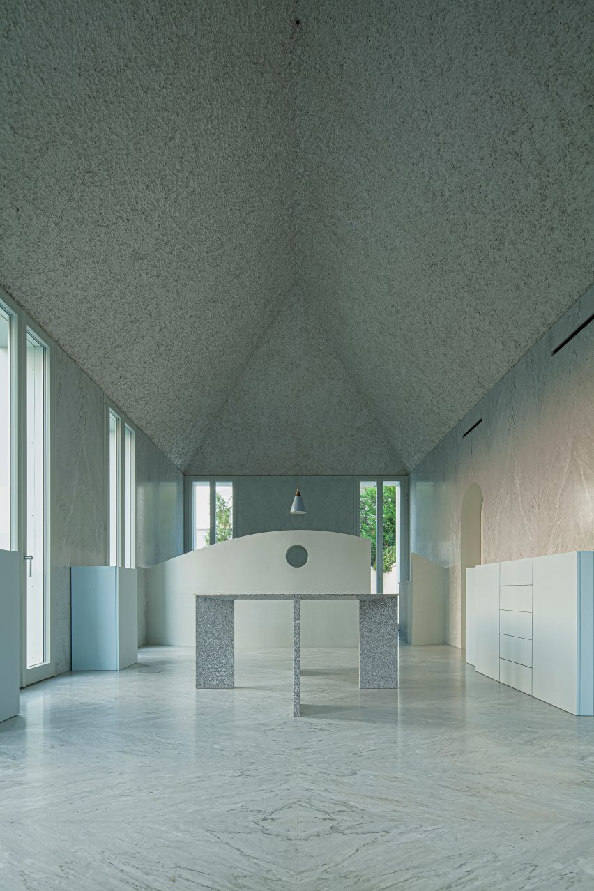 Living room in Elogio del Grigio house by Antonino Cardillo