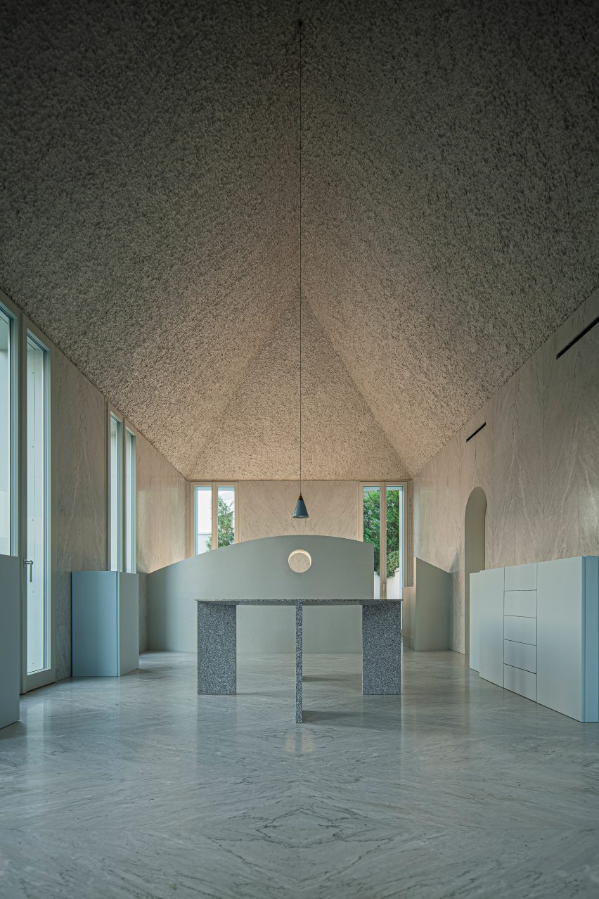 Living room in Elogio del Grigio house by Antonino Cardillo