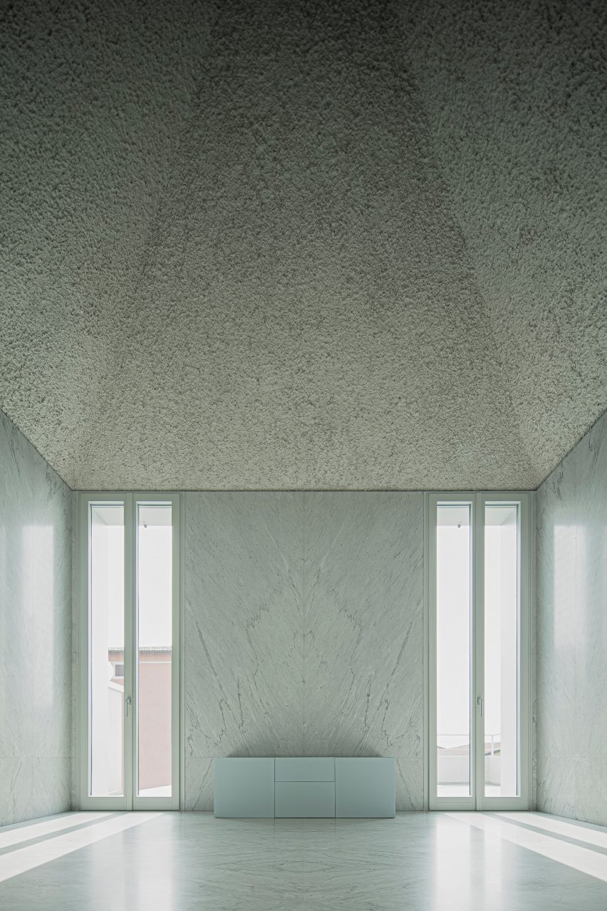 Sloping ceiling in Elogio del Grigio house by Antonino Cardillo