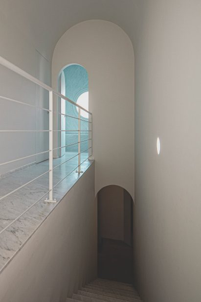 Hallway in Elogio del Grigio house by Antonino Cardillo