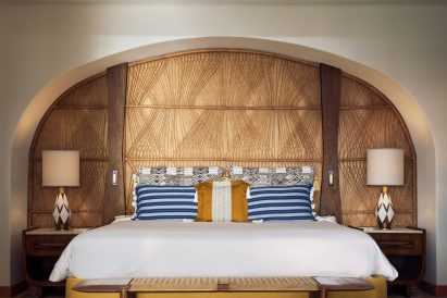 Guest room with a rounded alcove