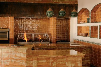 Open kitchen clad in ceramic tiles