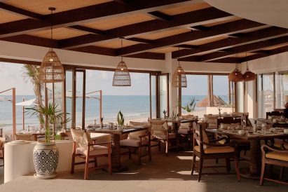 Painted pots and rattan lampshades in Casa Mayor