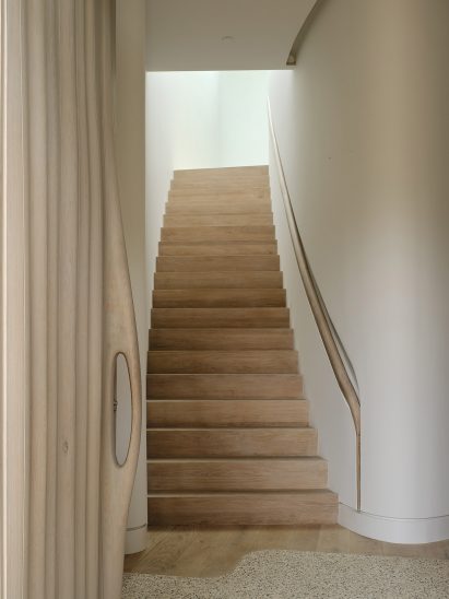 Sculpted handrail staircase by PARTISANS