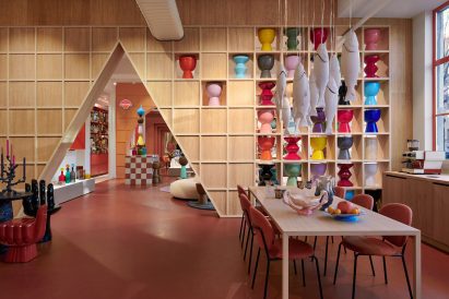 Triangular archway in the Amsterdam Polspotten store