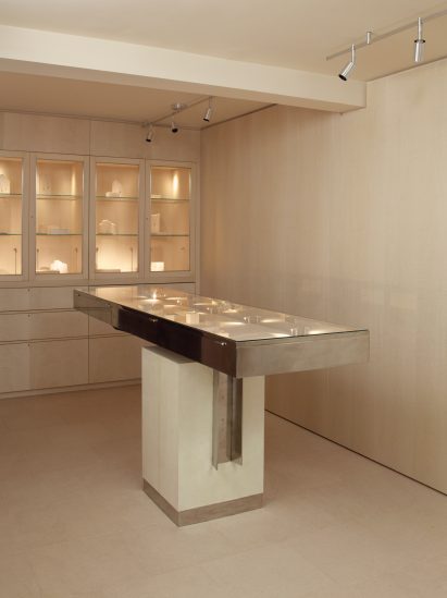 Cantilever display case
