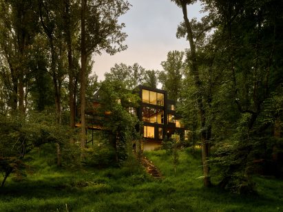 Cantilevered home in Virginia