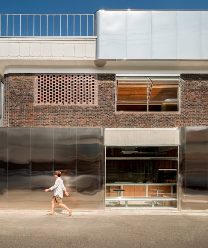 Sukchulmok wraps bakery facade in stainless steel skin 