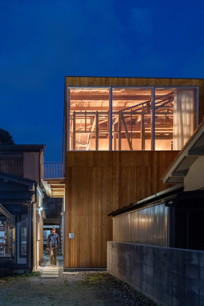 Extension by Unemori Architects