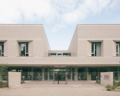Entry to EAM Assisted Living Facility in Paris by Vallet de Martinis Architectes