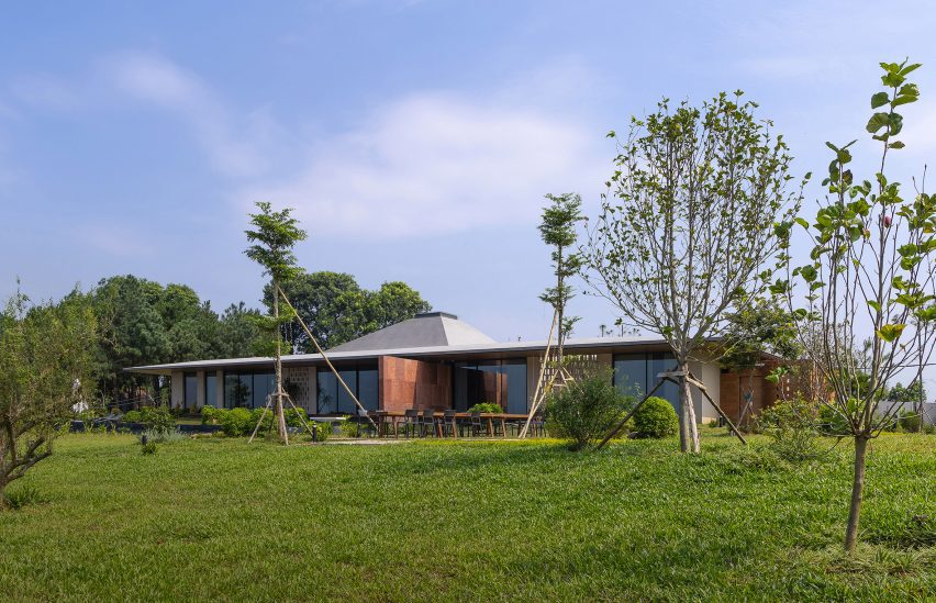 SuoiHai Villa in rural Vietnam by APDI Architects