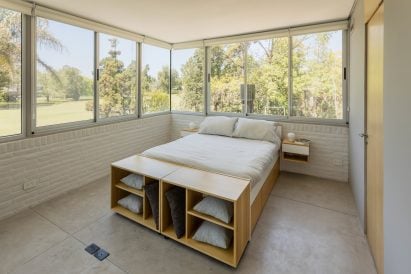 a bedroom with ribbon windows