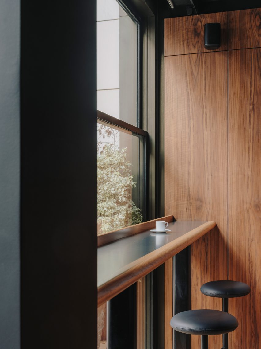 Crosstree Real Estate office by Oskar Kohnen
