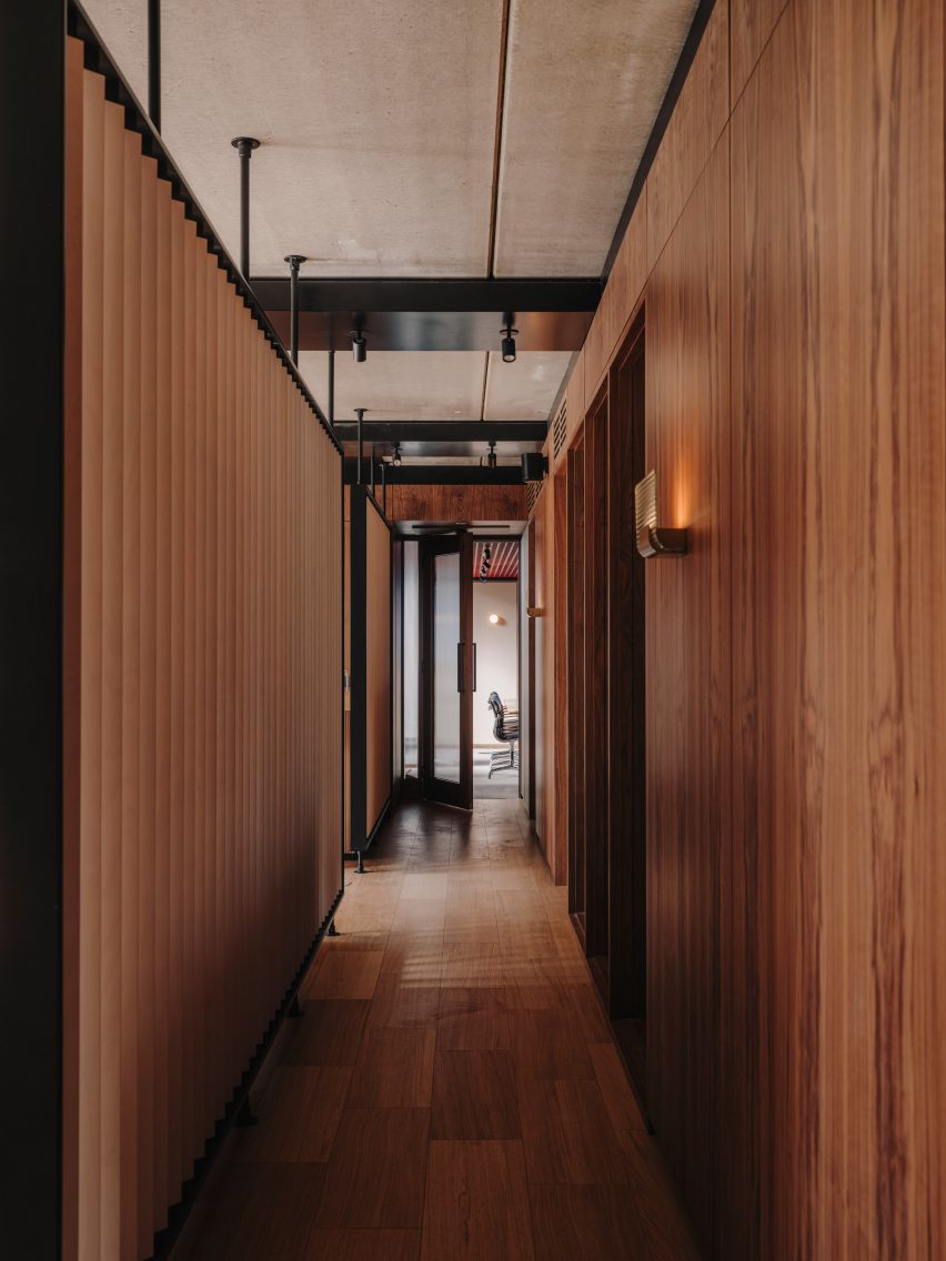 Crosstree Real Estate office by Oskar Kohnen